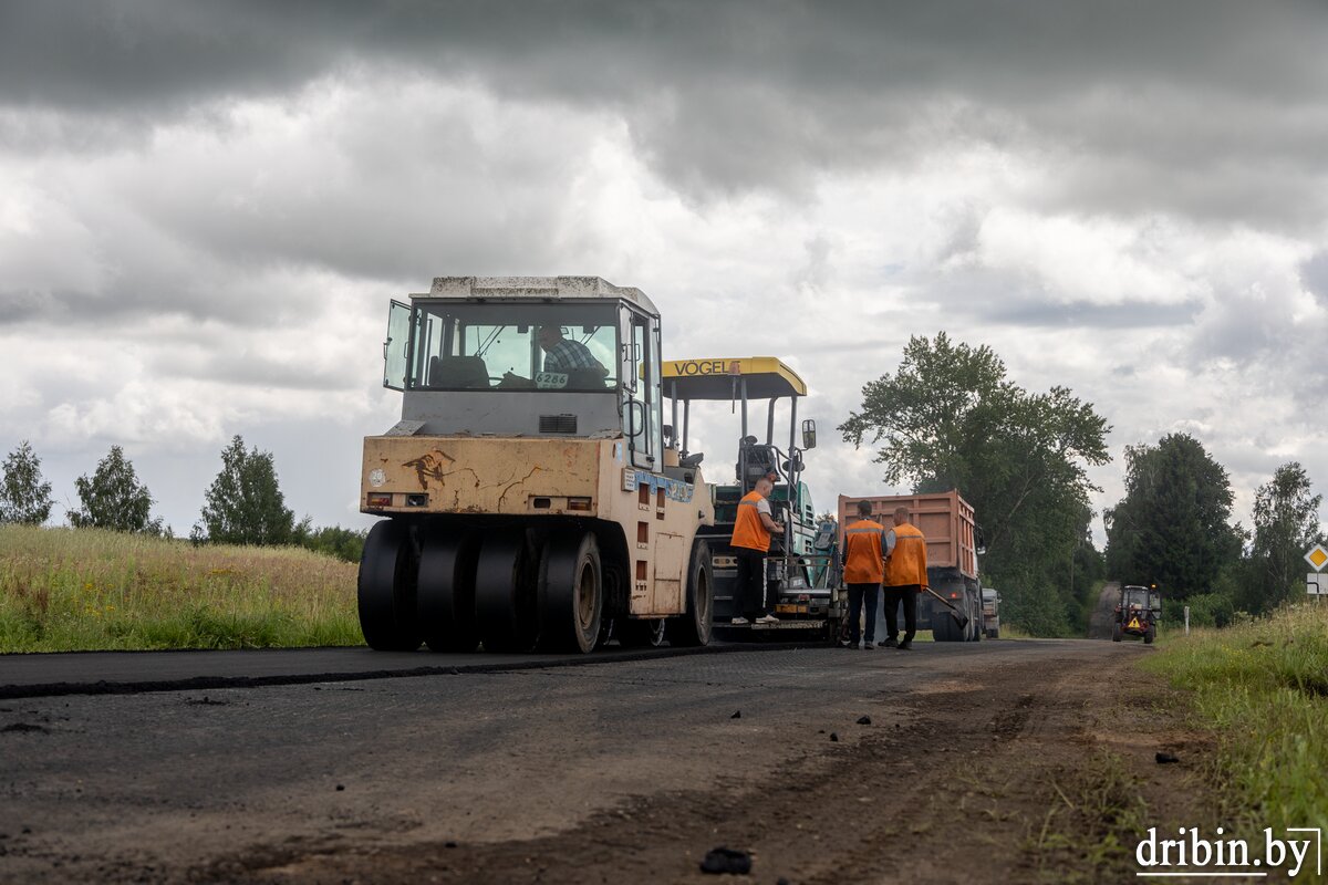 В Дрибинском районе ДРСУ-217филиала КУП «Могилевоблдорстрой» выполняет текущий ремонт участка дороги Кледневичи-Старое Прибужье