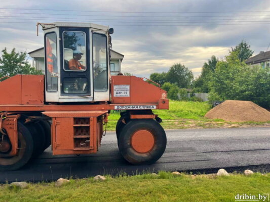 Фотофакт: в агрогородке Михеевка начались работы по укладке асфальта, которые проводит ДЭУ-75