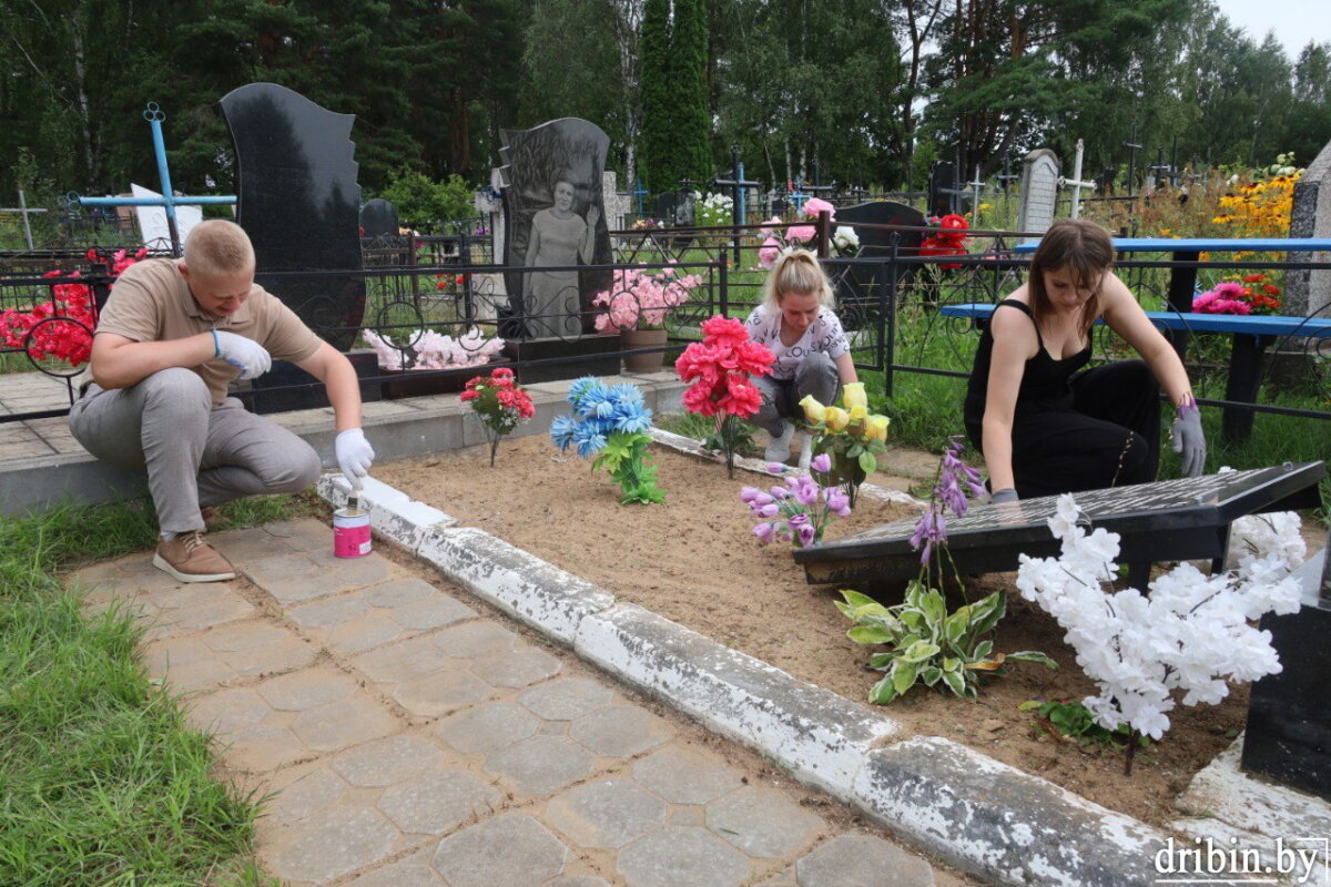 Активисты молодежи Дрибинщины навели порядок на воинском захоронении