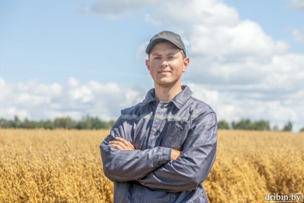 Вчерашний студент Горецкой БГСХА Антон Недосекин осваивает профессию на хлебных полях ОАО «Трилесино-агро»