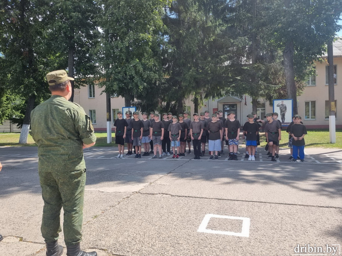 Дрибинские школьники с пользой проводят время в военно-патриотическом лагере «Патриот» в Бобруйске