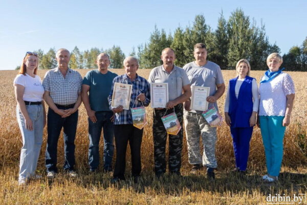 Тысячный рубеж в КФХ «Прогресс» Цмугунова В.П. уверенно преодолели комбайнеры Андрей Бугаев, Дмитрий Дубровский и водитель Петр Цыркунов