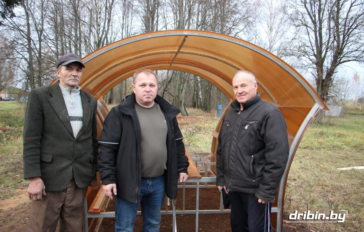 В деревне Каребы установили новую беседку