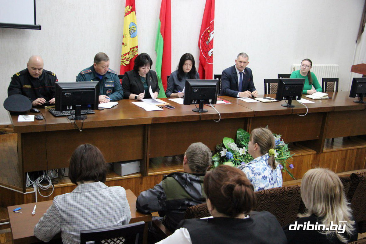 В Дрибинском райисполкоме прошло очередное заседание комиссии по делам несовершеннолетних
