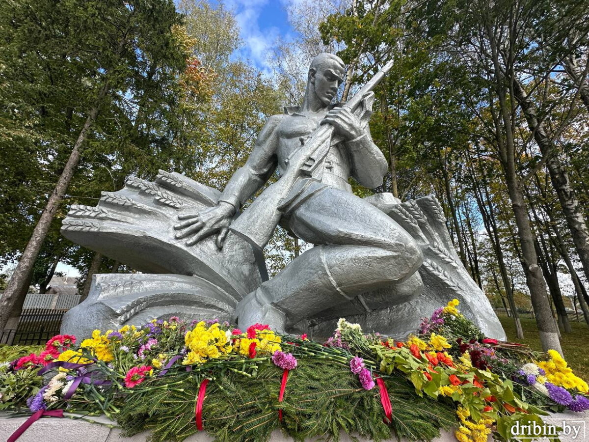 Подвиг наших земляков бессмертен. У братской могилы в Дрибине прошел праздничный митинг