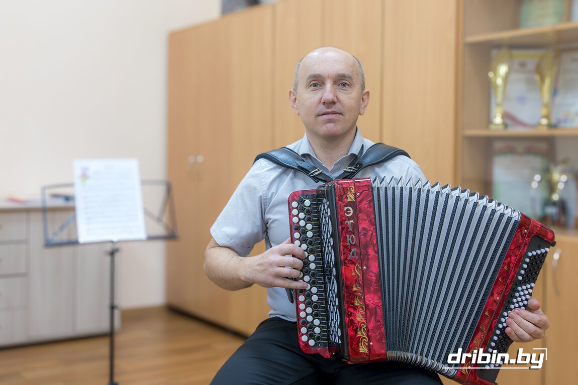 Обнимая баян: директор Дрибинской детской школы искусств Александр Сидоров о народной музыке, детях и о музыкальном наследии