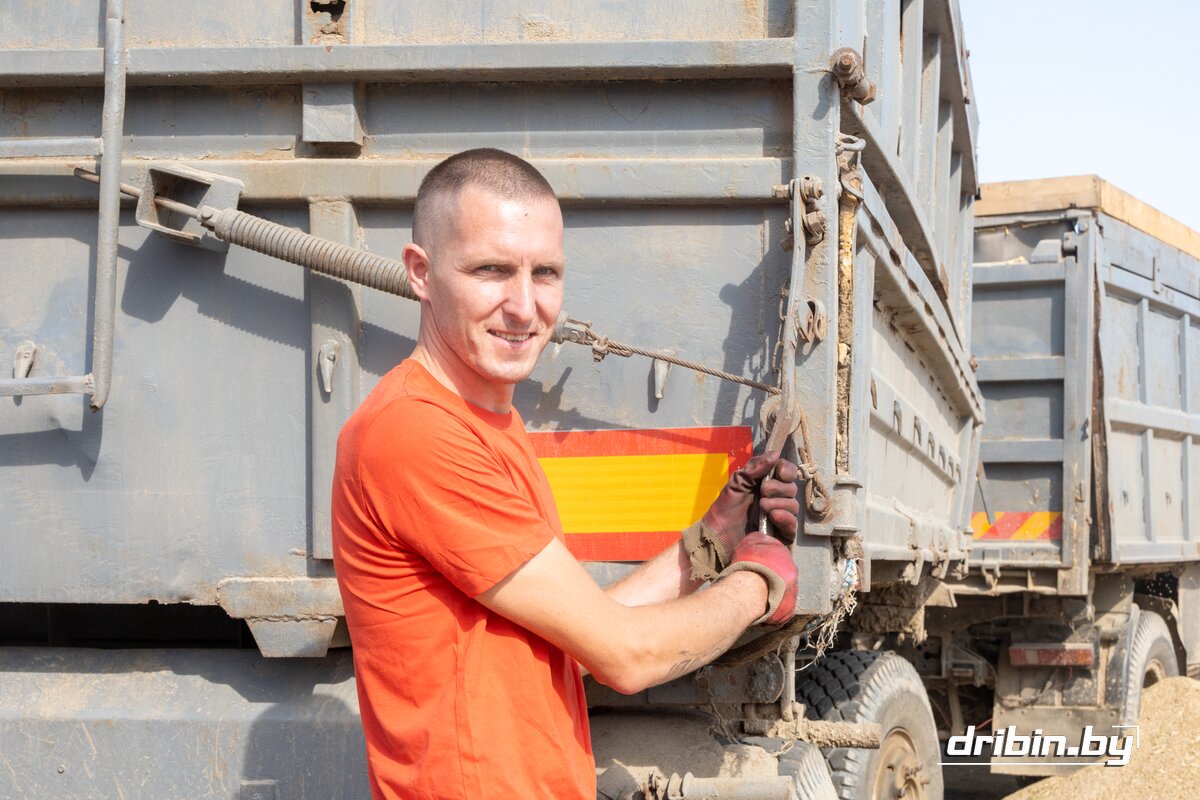 Водитель ОАО «Трилесино-агро» Виктор Борисенко — в числе лидеров на жатве-2025 в Дрибинском районе