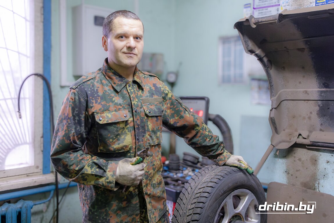 Дрибинчанин Алексей Самусев 18 лет предоставляет автовладельцам шиномонтажные услуги