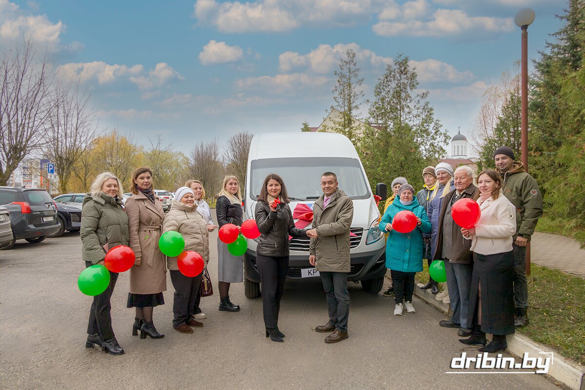 Дрибинский центр социального обслуживания населения получил ключи от нового комфортного микроавтобуса