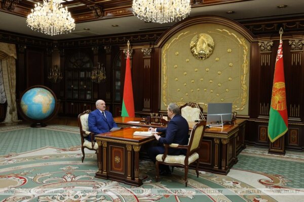 Лукашенко готов максимально содействовать росту оплаты труда ученых, но взамен требует результата