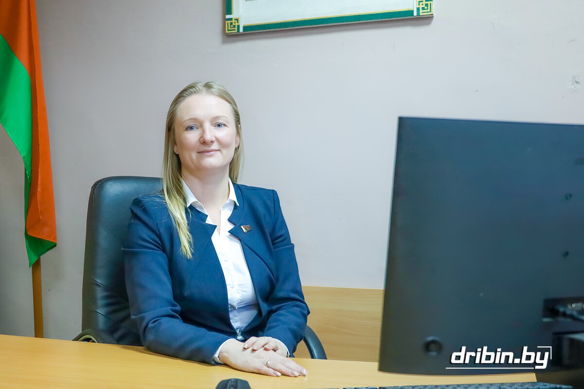 Управляющий делами Рясненского сельисполкома Ольга Свиридова рядом с односельчанами и в радости, и в горе