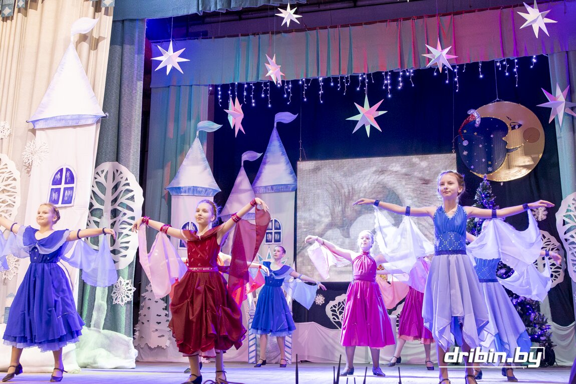 Новогодний концерт-спектакль Дрибинской ДШИ погрузил зрителей в атмосферу настоящего волшебства