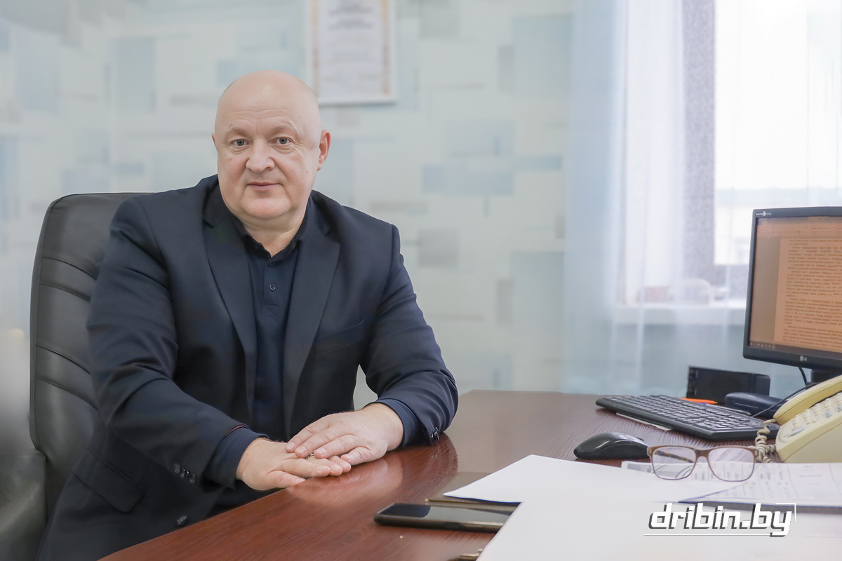 О работе по популяризации отечественного кино рассказывает заведующий отделом по киновидеообслуживанию населения ГУК «Дрибинская централизованная клубная система» Павел Емельянов