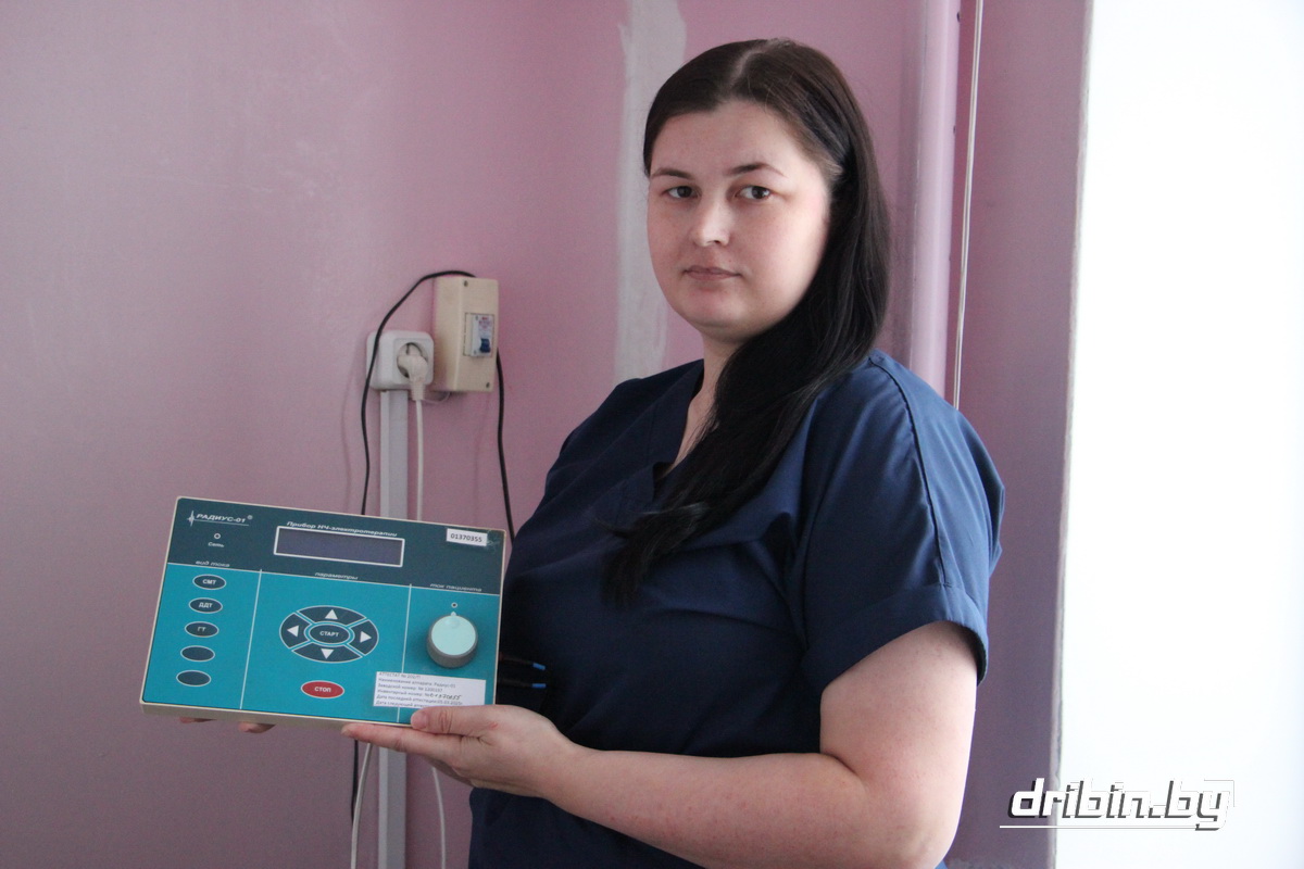 Медицинская сестра физиотерапевтического кабинета Дрибинской ЦРБ помогает пациентам справляться с их болезнями