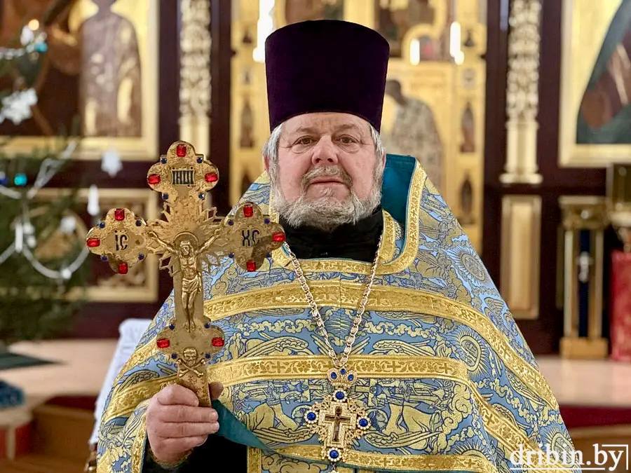 В канун светлого праздника Рождества Христова жителей Дрибинщины поздравляет настоятель Спасо-Преображенского храма протоирей Сергий Сень