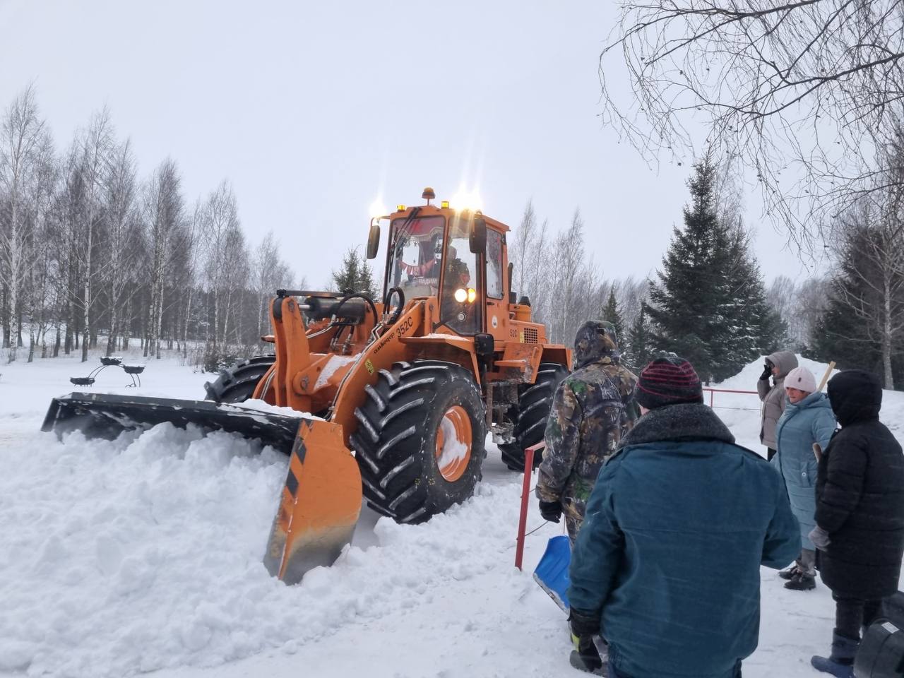ФОТОФАКТ: борьба со снежной стихией в Дрибинском районе