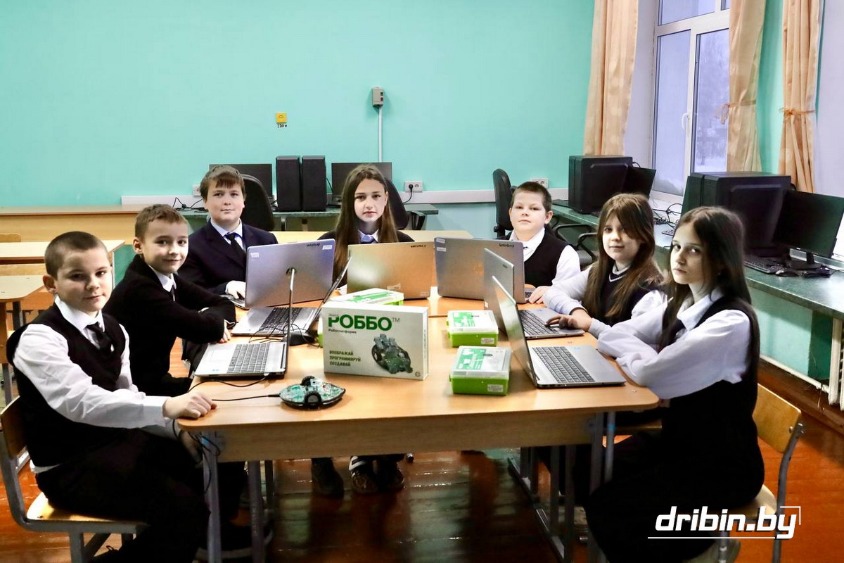 На базе Дрибинской средней школы ребята с интересом изучают основы робототехники