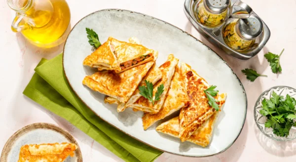 Треугольники из лаваша с ветчиной и сыром на сковороде