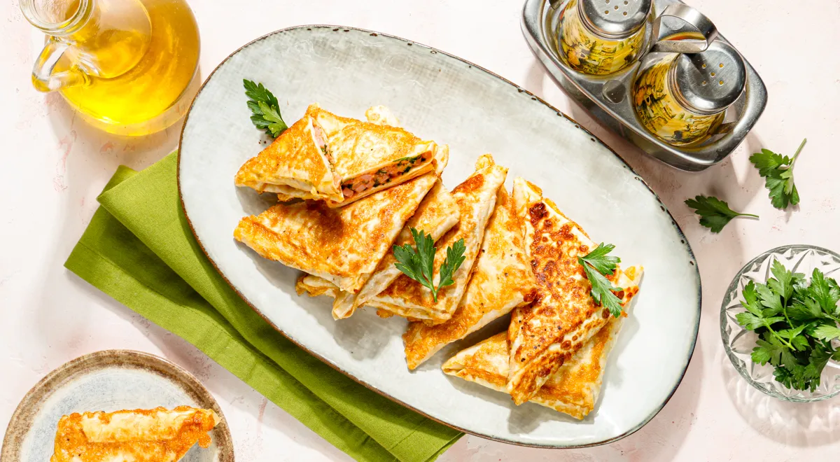 Треугольники из лаваша с ветчиной и сыром на сковороде