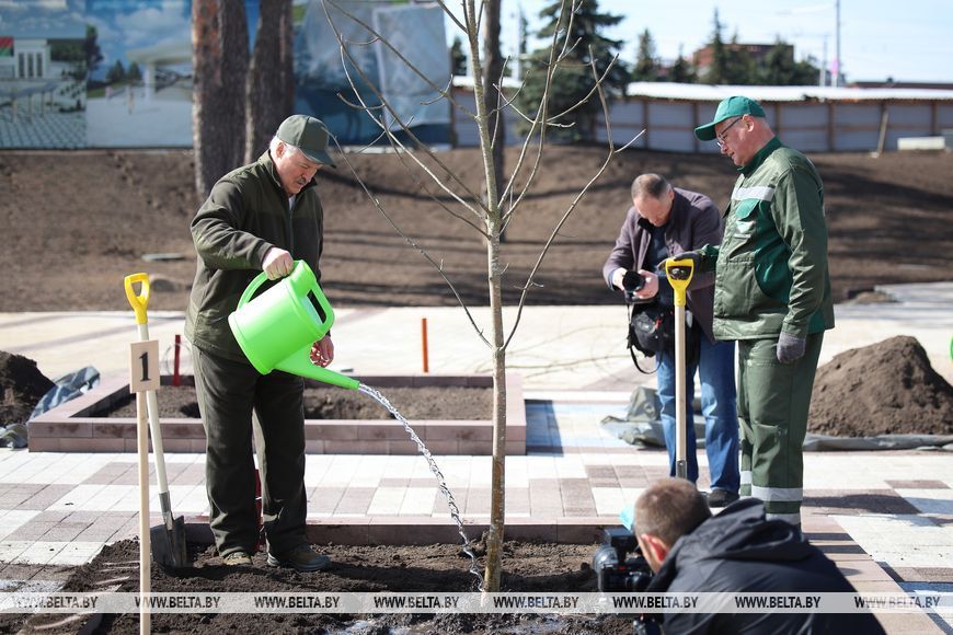 Александр Лукашенко на субботнике работает на площадке Национального исторического музея