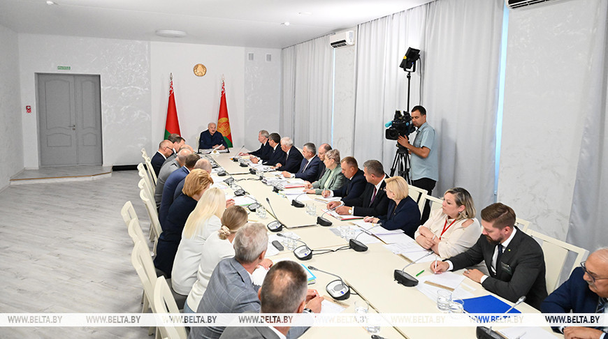 Лукашенко: перед вертикалью власти стоит задача максимально стереть различия между городом и деревней