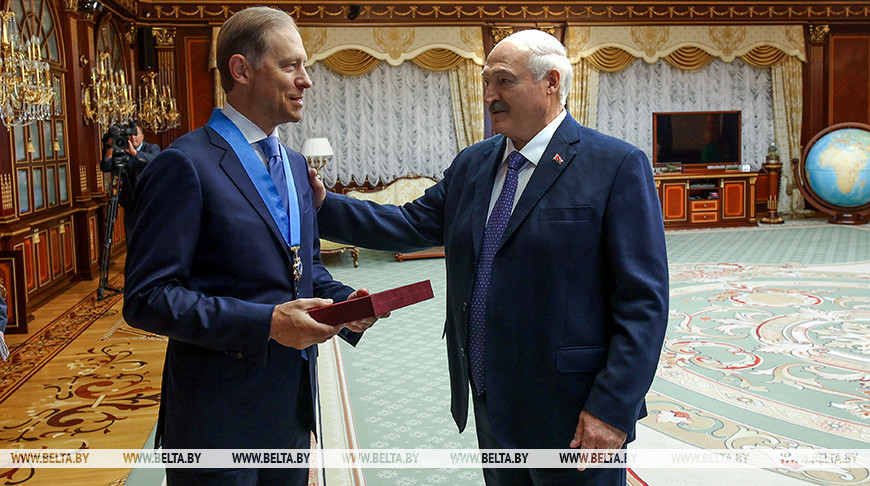 Александр Лукашенко вручил орден Дружбы народов первому вице-премьеру России Денису Мантурову