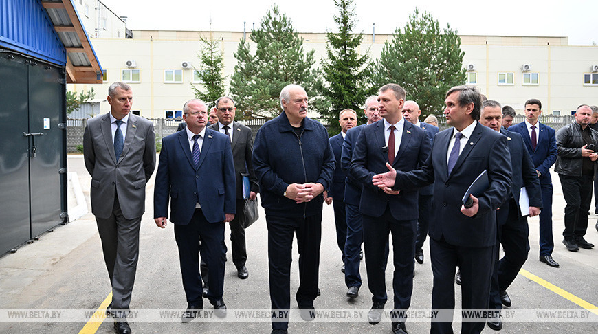 Александр Лукашенко посещает производство лесозаготовительной техники в Логойском районе