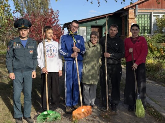 Спасатели и юные активисты навестили людей «золотого» возраста в Михеевке